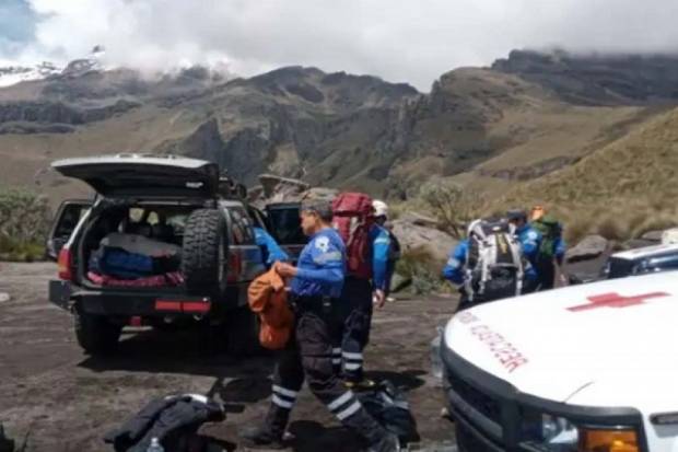 Rescatan a dos alpinistas extraviados y heridos en el Pico de Orizaba