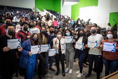 Rectora de la BUAP entrega becas de la Fundación BBVA