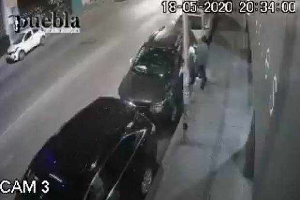 VIDEO: Captan a ratero &quot;revisando&quot; vehículos estacionados en la colonia Chulavista