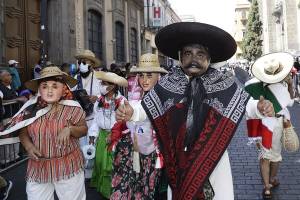FOTOS: Huehues desfilan por el centro de Puebla