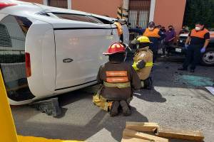 FOTOS: Colisión y volcadura deja al menos dos lesionados en el barrio de Santiago