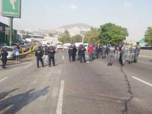 Policías federales bloquean la México-Pachuca por segundo día