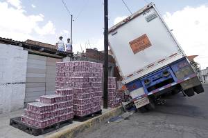 Camión de cerveza hundió pavimento en Puebla y quedó semivolcado
