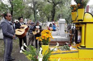 Panteones de Puebla sí deben abrir por Día de Muertos: gobernador
