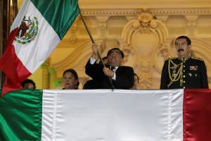 Miguel Barbosa encabezó Grito de Independencia en Puebla