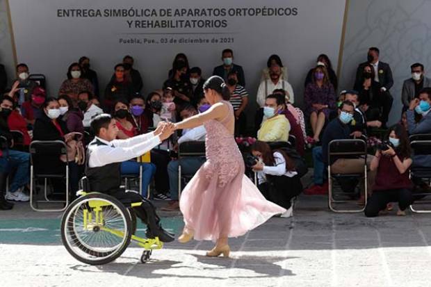 SEDIF Puebla entregó auditivos, lentes y sillas de ruedas a personas con discapacidad