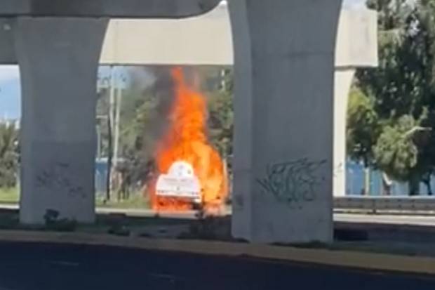 Se incendia pipa de gas en la autopista Puebla-Orizaba