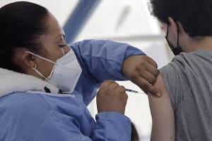 Puebla reporta sólo 3 casos de gravedad supuestamente atribuibles a vacuna COVID
