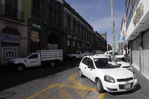 Colocan vehículos del Ayuntamiento de Puebla en el centro para evitar ambulantes