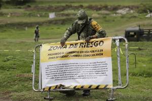Militares colocan mantas y refuerzan acordonamiento en el socavón de Juan C. Bonilla