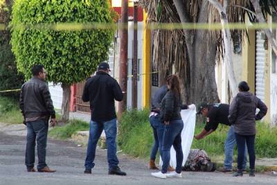 Hallan cadáver encobijado y embolsado en calles de Bosques de San Sebastián