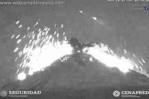 Popocatépetl despertó este jueves con lanzamiento de material incandescente