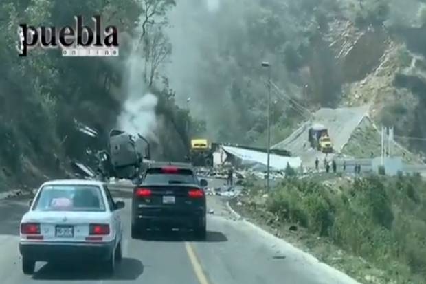 VIDEO: Tráiler impacta vehículos al quedarse sin frenos en la autopista a Veracruz