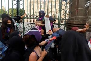 Feministas dañaron Catedral y templos de la Compañía y San Roque: Arquidiócesis