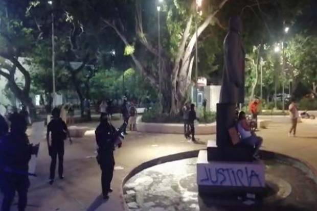 Policía dispersa a balazos manifestación contra feminicidios en Cancún; cuatro reporteros heridos