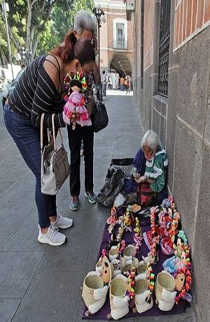 VIDEO: Doña Josefa viaja de Querétaro a Puebla para vender sus muñecas