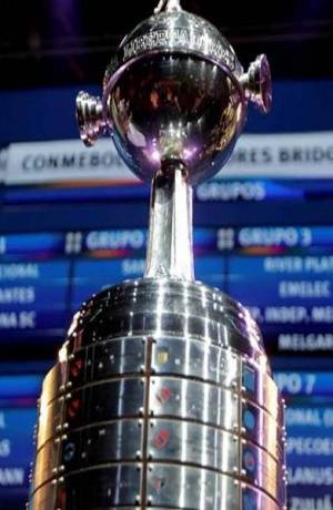 Copa Libertadores y Sudamericana se aplazan hasta mayo