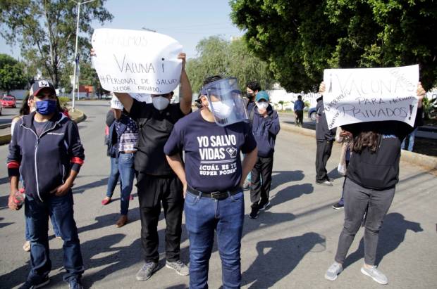 Protestan médicos privados por falta de vacuna COVID en Puebla