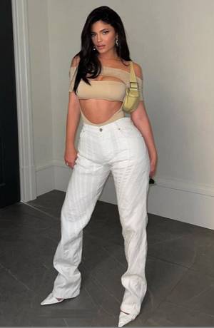 Kylie Jenner enciende las redes sociales con sexy postal