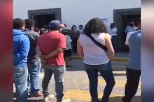 Protestan por traslado de reos con COVID-19 al Cereso de Tecali de Herrera