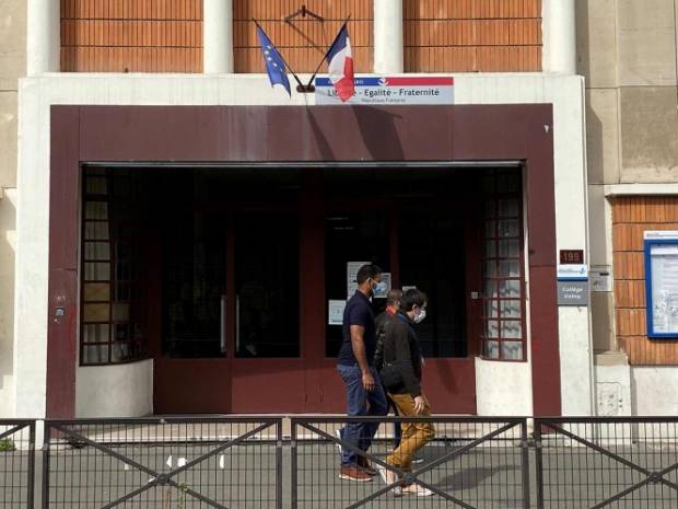 Francia cierra más de 80 escuelas por repunte de COVID