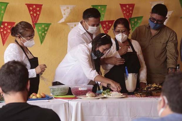 Embajadores del chile en nogada, reconocidos cocineros en México