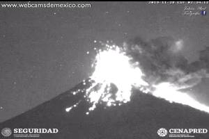 Popocatépetl lanzó material incandescente esta madrugada