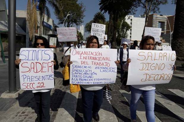 Marchan trabajadores de Puebla en contra de la reforma laboral