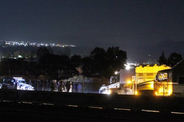 Cierran autopista México-Puebla en Santa Rita Tlahuapan en protesta por violación de una menor