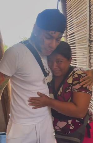 VIDEO: Tekashi 6ix9ine, rapero con raíces poblanas, regala 1 mdd a familia mexicana