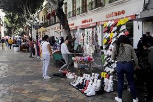 FOTOS: Ambulantes se instalan en el corredor 5 de mayo para venta decembrina
