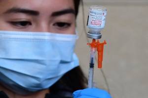 Europa aprueba las vacunas Pfizer y Moderna contra Ómicron