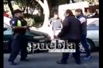 Policía de Puebla apuntó con arma de cargo a comerciante tras discusión