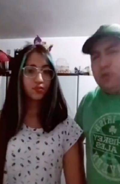 VIDEO: Padre regaña a su hija por grabar TikTok haciendo twerking