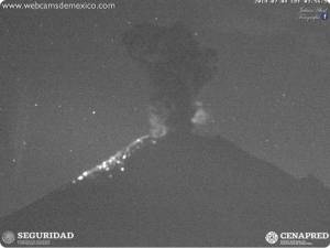 Popocatépetl lanza fumarola de 1.5 km; arroja material incandescente