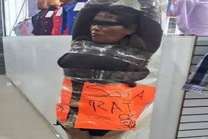 Exhiben a mujer tras robar una bolsa con ropa en Texmelucan