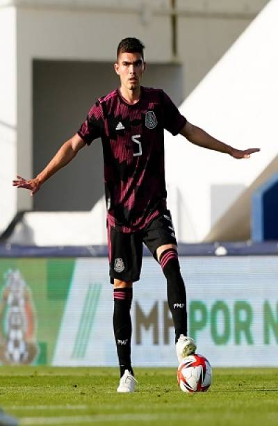 Johan Vásquez firma contrato con el Genoa y se despide de Pumas