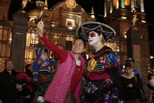 La presidenta municipal de Puebla se disfraza de catrina y encabeza desfile