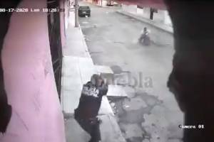 VIDEO: Ladrón toma a mujer de rehén en Puebla para evitar su detención
