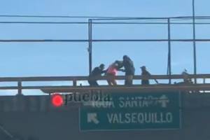 Policías estatales evitaron que mujer se arrojara de un puente en Puebla