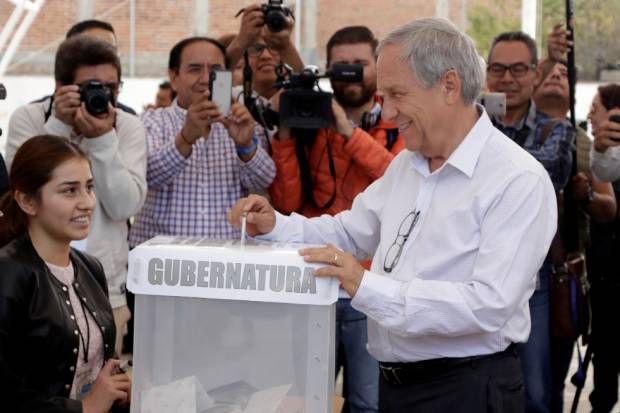Enrique Cárdenas vota en Cholula; en duda si acatará resultado