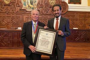 El jurista Juan Velasquez recibió el doctorado Honoris Causa de la BUAP