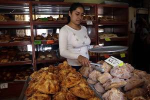 Panaderos de Puebla reportan bajas ventas en tradicionales hojaldras