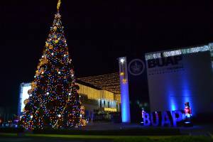 Rector Esparza encabeza encendido del árbol de navidad en el CCU-BUAP