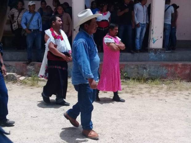 Visten de mujer a edil de Chiapas por no cumplir sus promesas de campaña