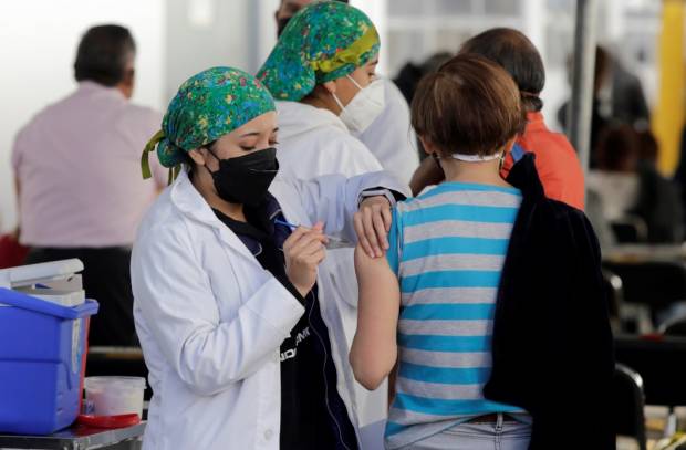Se mantendrá vacunación COVID durante fiestas decembrinas en Puebla: SSA