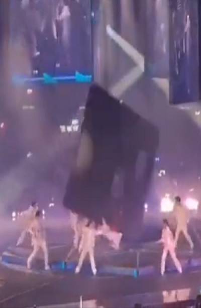 VIDEO: Reportan grave a bailarín al que le cayó pantalla encima en concierto de Mirror