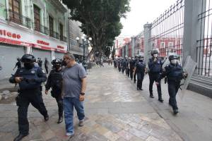 Realizan operativo policíaco contra ambulantes en el centro de Puebla Capital