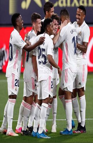 Real Madrid derrota 3-0 al Cádiz y sigue en la lucha por el título en España
