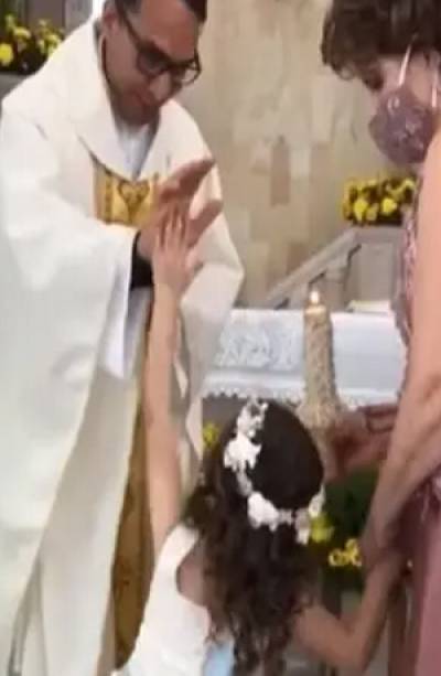 VIDEO: &quot;Chocalas&quot;, el saludo viral de una niña a un sacerdote